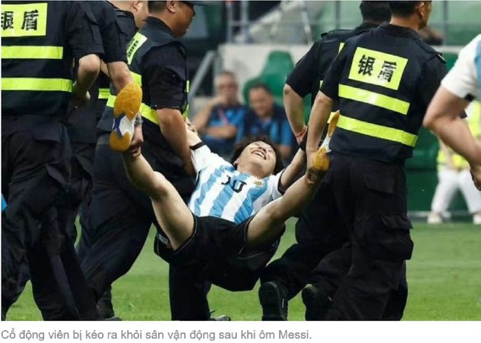 Seorang fan tampak tertawa ketika digotong sejumlah petugas keamanan seusai memeluk Lionel Messi saat Timnas Argentina menghadapi Australia di Beijing, China, 15 Juni 2023.