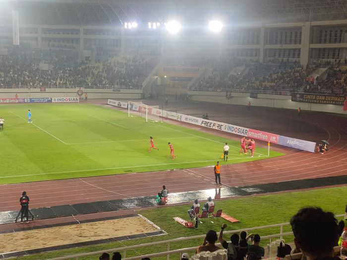 Selebrasi Ramadhan Sananta saat mencetak gol untuk Persis Solo ke gawang Keonbuk Hyundai Motors di Stadion Manahan, Solo, Sabtu (17/6/2023).