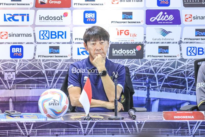 Pelatih timnas Indonesia, Shin Tae-yong, saat hadir dalam sesi jumpa pers di Media Center Stadion Utama Gelora Bung Karno, Senayan, Jakarta, Minggu (18/6/2023).