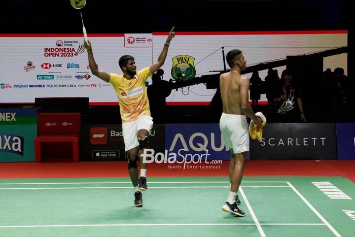 Ganda putra India, Satwiksairaj Rankireddy/Chirag Shetty, merayakan kemenangan mereka usai menjuarai Indonesia Open 2023