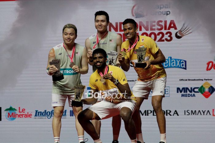 Ganda putra Malaysia, Aaron Chia/Soh Wooi Yik, dan Satwiksairaj Rankireddy/Chirag Shetty sebagai kampiun Indonesia Open 2023 berpose di podium di Istora Senayan, Jakarta, Minggu, 18 Juni 2023