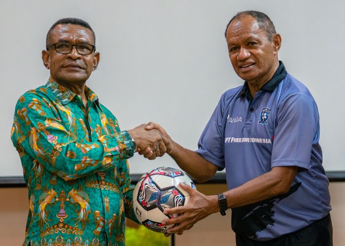 Sekum KONI Provinsi Papua, George Weyasu (kiri) dan legenda sepak bola Rully Nere, saat membuka secara resmi PFA Cari Bakat Final Camp 2023, Minggu (18/6/2023) di Jayapura.