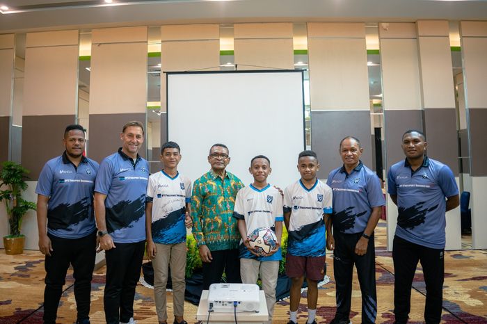 Wolfgang Pikal (kedua dari kanan) dan jajaran pelatih Papua Football Academy dalam acara pembukaan PFA Cari Bakat Final Camp 2023, Minggu (18/6/2023) di Jayapura.