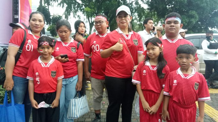 Keluarga dari Belitung rela datang jauh demi menyaksikan Indonesia vs Argentina.