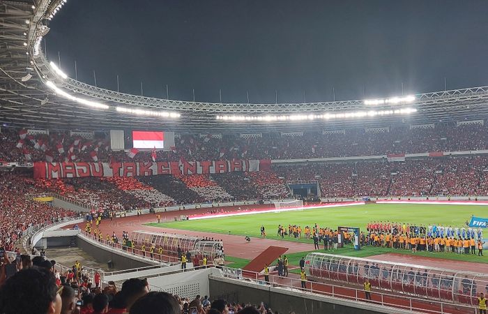 Spanduk semangat dari pendukung timnas Indonesia dalam laga melawan Argentina di Stadion Utama Gelora Bung Karno (SUGBK), Senayan, Jakarta, Senin (19/6/2023).