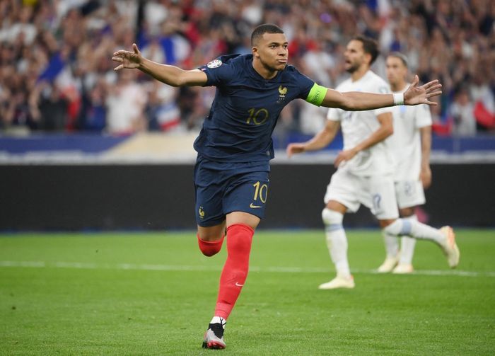 Kylian Mbappe mencetak gol penalti saat timnas Prancis hadapi timnas Yunani pada Kualifikasi Euro 2024 di Saint-Denis, Paris (19/6/2023).