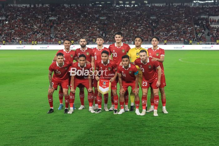 Skuad Timnas Indonesia berfoto menjelang FIFA Matchdays kontra Argentina di Stadion Utama Gelora Bung Karno, Jakarta, Senin (19/6/2023) malam.