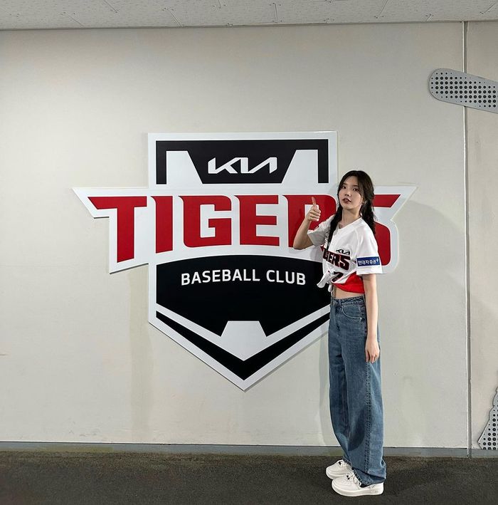 5 Outfit Kaos Xooos, Cewek yang Dikabarkan Pacar Park Seo Joon