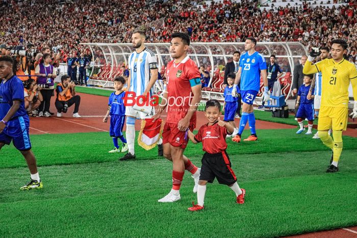 Sejumlah pemain Papua Football Academy turut menjadi player escort saat laga FIFA Matchday timnas Indonesia versus timnas Argentina di Stadion Utama Gelora Bung Karno, Senayan, Jakarta, Selasa (20/6/2023) malam.