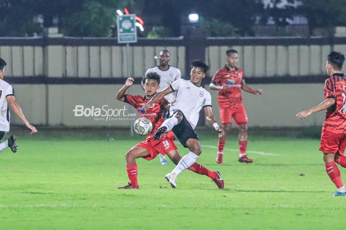 Pemain RANS Nusantara FC, Abdurrahman (kanan), sedang berusaha melewati penjagaan pemain Persija Jakarta bernama Muhammad Rayhan Hannan (kiri) dalam laga uji coba di Stadion PTIK, Blok M, Jakarta, Rabu (21/6/2023) malam.