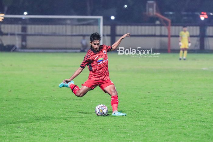 Pemain Persija Jakarta, Alfriyanto Nico, akan menendang bola saat bertanding dalam laga uji coba di Stadion PTIK, Blok M, Jakarta, Rabu (21/6/2023) malam.