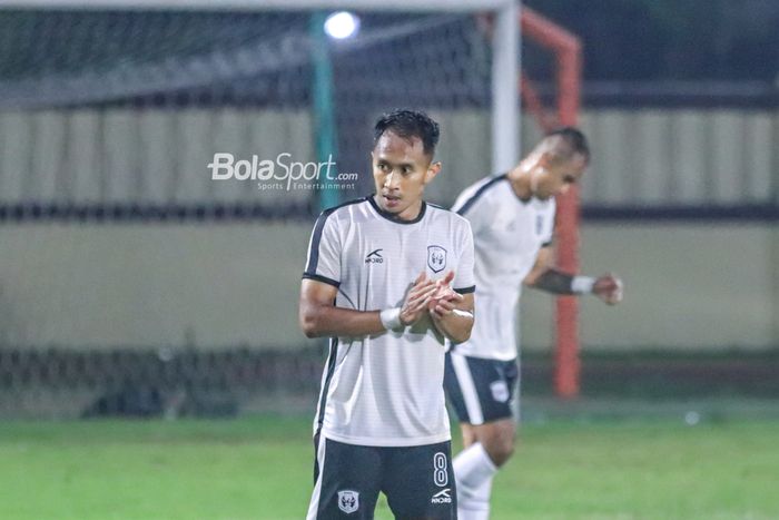 Pemain RANS Nusantara FC, Antoni Putro Nugroho, tampak melakukan selebrasi seusai mencetak gol dalam laga uji coba di Stadion PTIK, Blok M, Jakarta, Rabu (21/6/2023) malam.