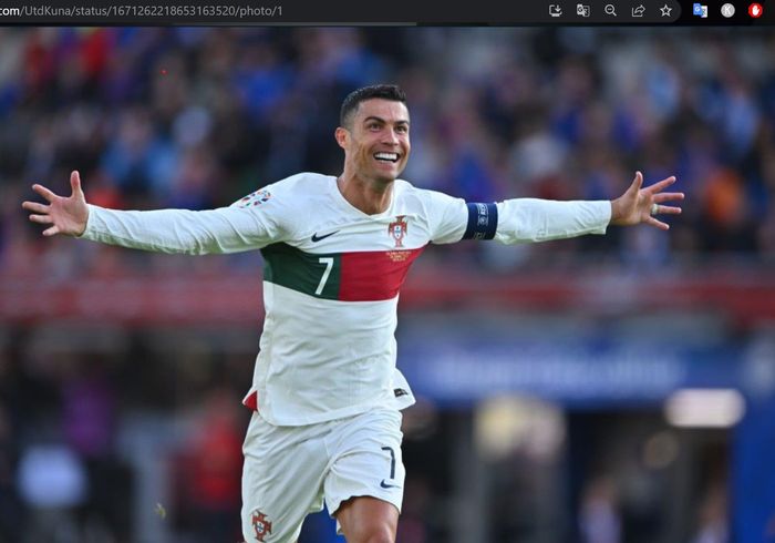 Cristiano Ronaldo merayakan gol ke gawang timnas Islandia dalam kualifikasi EURO 2024.