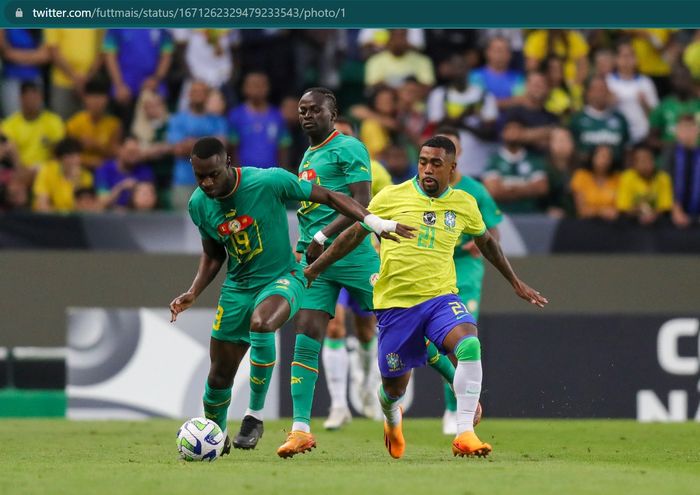 Momen perebutan bola antara pemain timnas Brasil dan timnas Senegal dalam laga di Stadion Jose Alvalade, Portugal.