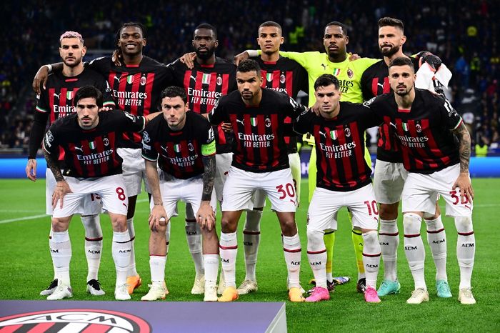 Skuad AC Milan berpose jelang laga versus Inter Milan di semifinal Liga Champions (16/5/2023). Milan bisa mengeruk 5,5 triliun rupiah dari transfer Sandro Tonali, Theo Hernandez, Mike Maignan, dan Rafael Leao.