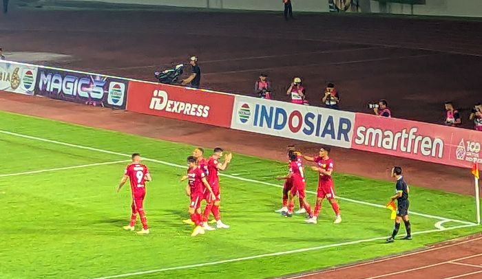 Selebrasi Ramadhan Sananta usai mencetak gol ke gawang Persebaya Surabaya dalam laga uji coba di Stadion Manahan, Surakarta, Sabtu (24/6/2023).