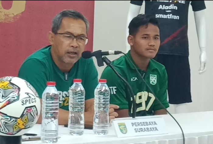 Pelatih Persebaya Surabaya, Aji Santoso dan pemain Toni Firmansyah dalam sesi jumpa pers setelah laga melawan Persis Solo, di Stadion Manahan, Surakarta, Sabtu (24/6/2023).