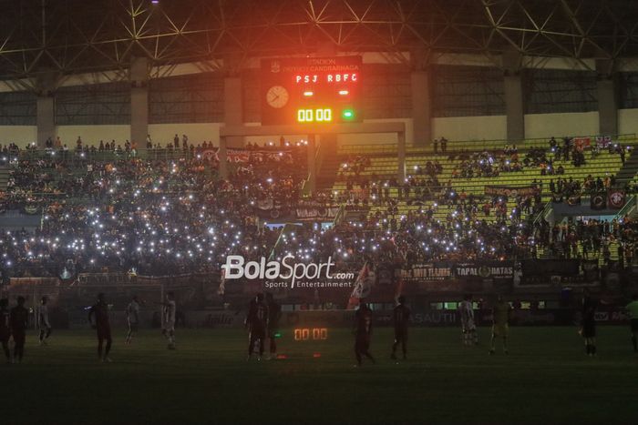 Suasana mati lampu sempat menghiasi laga uji coba antara Persija Jakarta versus Ratchaburi FC di Stadion Patriot Candrabhaga, Bekasi, Jawa Barat, Minggu (25/6/2023) malam.