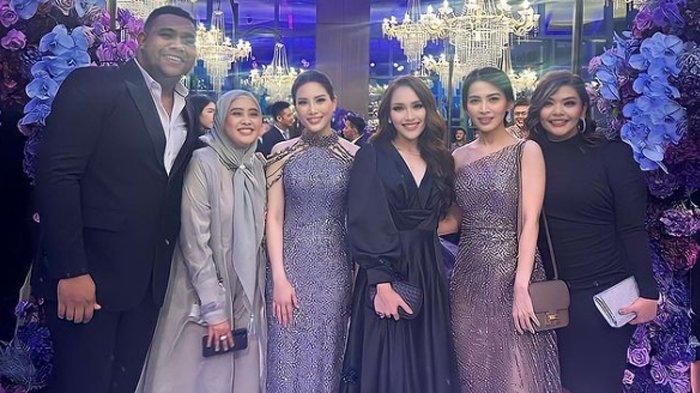 Ayu Ting Ting dan beberapa artis menghadiri pernikahan Kevin Sanjaya dan Valencia Tanoe