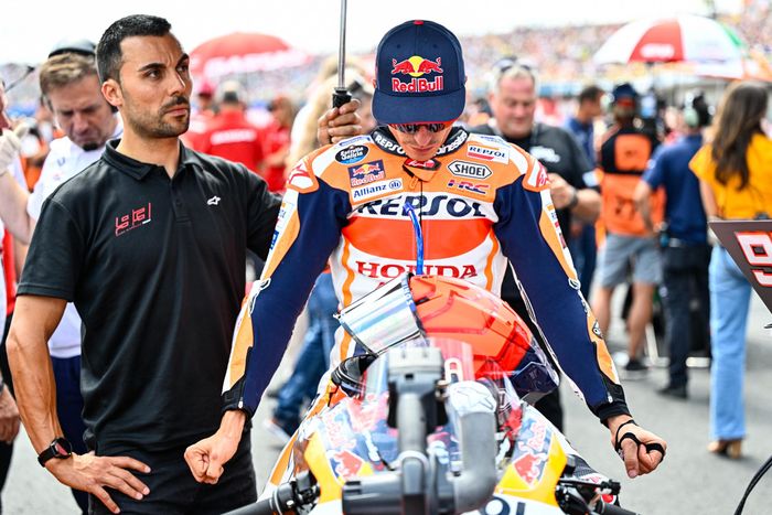 Pembalap Repsol Honda, Marc Marquez, bersiap menjelang sprint race MotoGP Belanda 2023 di Sirkuit Assen, Sabtu (24/6/2023).