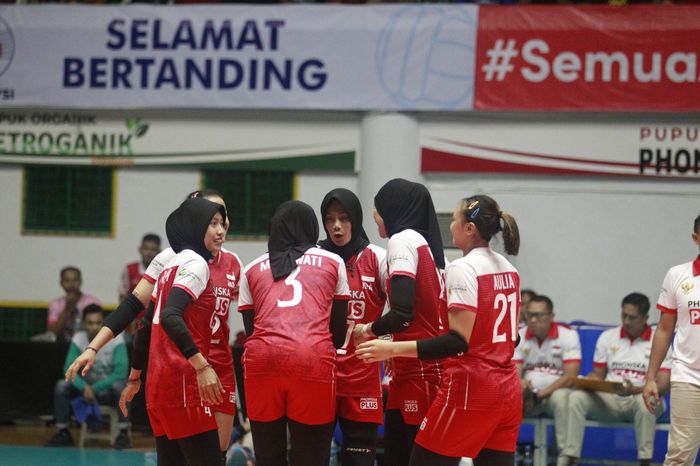 Tim bola voli putri Indonesia, melakukan tos pada laga semifinal AVC Challenge Cup 2023 melawan Taiwan di GOR Tri Dharma Gresik, Sabtu (24/6/2023).