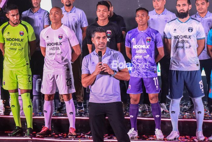 Pelatih Persita Tangerang, Luis Edmundo Duran (depan), sedang memberikan sambutan di The Spring Club, Gading Serpong, Tangerang, Banten, Senin (26/6/2023) siang.