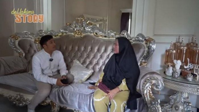 Kursi ruang tamu milik Mandala yang begitu mewah dengan aksen putih dan emas