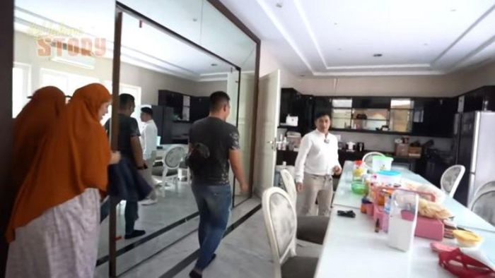 Ruang makan di rumah Mandala yang serba putih