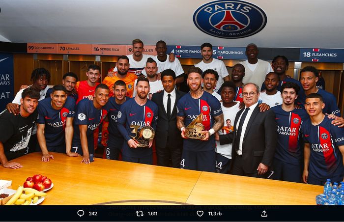 Seusai menerima trofi emas, Lionel Messi dan Sergio Ramos berfoto bersama Nasser Al-Khelaifi dan seluruh pemain PSG di ruang ganti Parc des Princes, Paris, 3 Juni 2023.