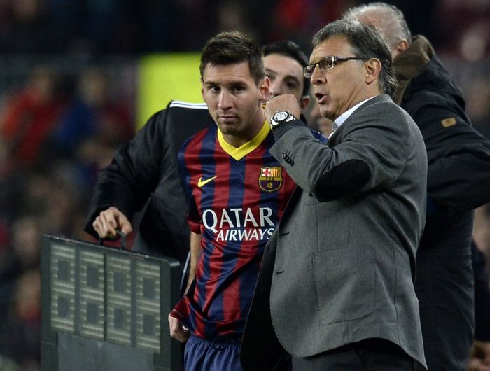 Lionel Messi mendengarkan instruksi Tata Martino dalam duel Barcelona vs Getafe di Camp Nou (8/1/2014). Messi dan Martino kini bereuni di Inter Miami.