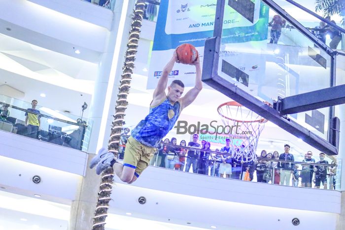 Suasana pertunjukkan dari International Basketball Freestyle Dunkings Show dari Hungaria di Mall Kota Kasablanka, Menteng Dalam, Jakarta Selatan, Jumat (30/6/2023)  malam.