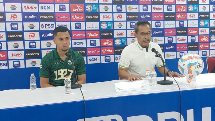 Pelatih Persebaya Surabaya, Aji Santoso dan Kapten Reva Adi Utama pada jumpa pers usai pertandingan lawan Persis Solo
