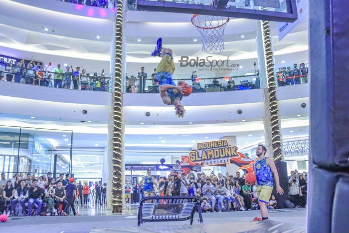 Suasana pertunjukkan dari International Basketball Freestyle Dunkings Show dari Hungaria di Mall Kota Kasablanka, Menteng Dalam, Jakarta Selatan, Jumat (30/6/2023)  malam.