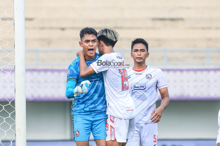 Teguh Amiruddin melakukan selebrasi seusai menepis tendangan penalti dalam laga pekan pertama Liga 1 2023 antara Dewa United versus Arema FC di Stadion Indomilk Arena, Tangerang, Banten, Minggu (2/7/2023) siang.