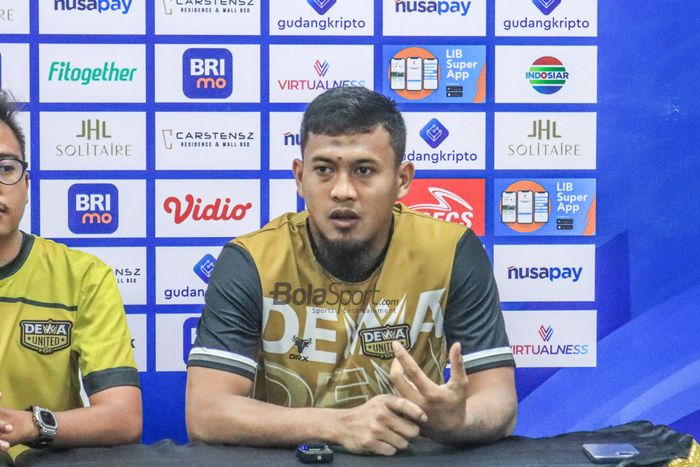 Kiper Dewa United, Muhammad Natshir, Pelatih Dewa United, Jan Olde Riekerink, memberikan keterangan kepada awak media di Stadion Indomilk Arena, Tangerang, Banten, Minggu (2/7/2023).