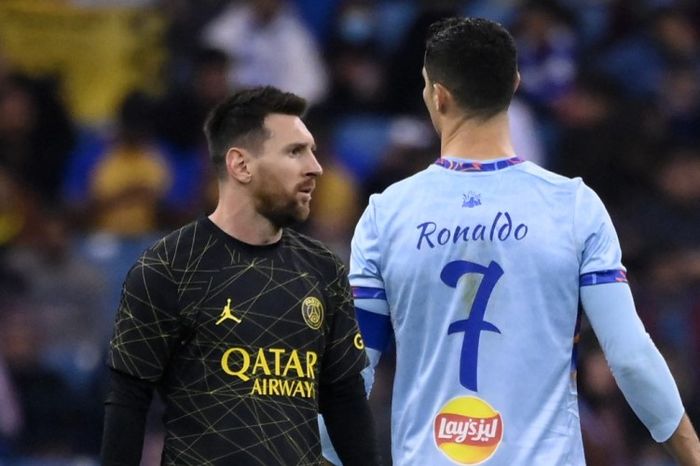 Cristiano Ronaldo dan Lionel Messi dalam laga persahabatan di Riyadh, Arab Saudi. Kedua bintang veteran ini belum memastikan kehadirannya di Piala Dunia 2026.