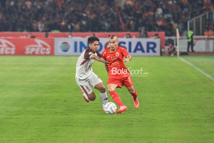 Riko Simanjuntak (kanan) sedang menggiring bola dan dibayangi Ananda Raehan Alif (kiri) dalam laga pekan pertama Liga 1 2023 antara Persija Jakarta versus PSM Makassar di Stadion Utama Gelora Bung Karno, Senayan, Jakarta, Senin (3/7/2023) malam.