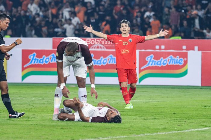 Pemain Persija Jakarta, Ryo Matsumura, melakukan selebrasi seusai mencetak gol dalam laga pekan melawan PSM Makassar di Stadion Utama Gelora Bung Karno, Senayan, Jakarta, Senin (3/7/2023) malam.