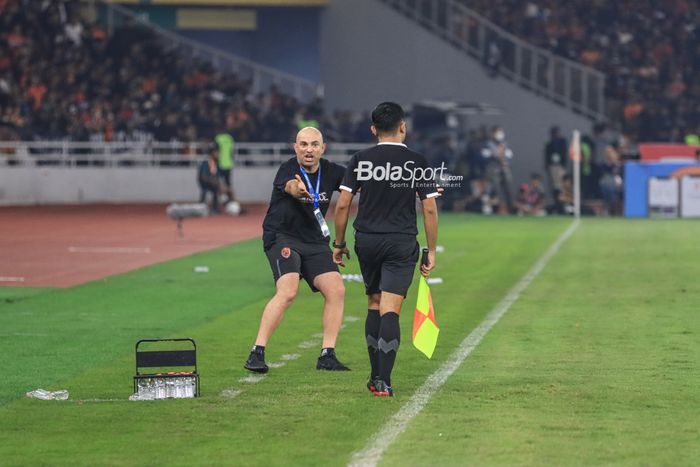 Pelatih PSM Makassar, Bernardo Tavares, sempat melakukan protes kepada wasit saat memantau timnya bertanding dalam laga pekan pertama Liga 1 2023  di Stadion Utama Gelora Bung Karno, Senayan, Jakarta, Senin (3/7/2023) malam.