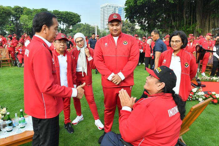 Presiden Republik Indonesia, Joko Widodo, menyerahkan penghargaan terhadap atlet paralimpik Indonesia usai menjadi juara umum pada ASEAN Para Games 2023
