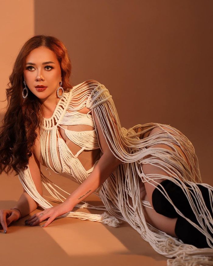 Tampilan seksi Aura Kasih