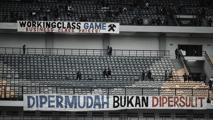Spanduk kritik dari Viking Persib Club (VPC), saat laga Persib Bandung melawan Madura United, Minggu (2/7/2023).