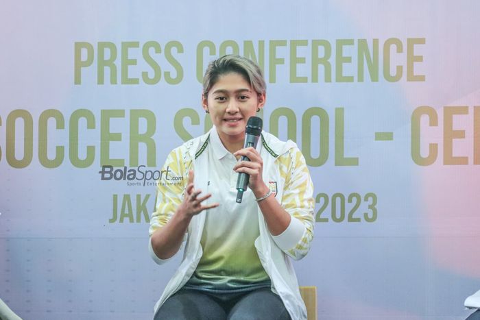 Zahra Muzdalifah sedang memberikan keterangan kepada awak media saat diperkenalkan sebagai pemain baru klub Liga Jepang bernama Cerezo Osaka Yanmar Ladies di Hotel Fairmont, Senayan, Jakarta, Selasa (4/7/2023) siang.