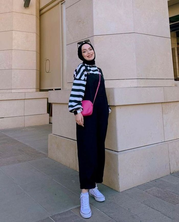 Inspirasi Jumpsuit Jeans Hijab yang Modis untuk Hangout dengan