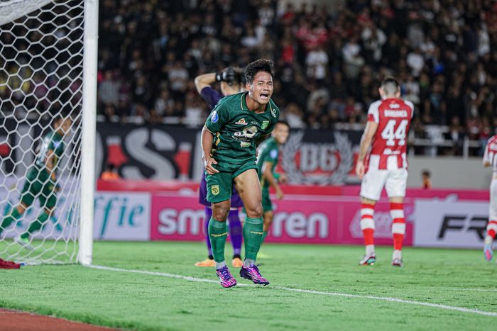 Pemain muda Toni Firmansyah saat merayakan gol kemenangan Persebaya di kandang Stadion Manahan, Solo saat menantang Persis Solo pada pekan perdana Liga 1 2023/2024