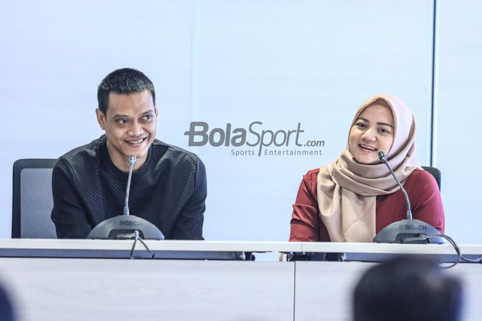 Legenda kiper timnas Indonesia, Kurnia Meiga (kiri) dan ditemani sang istri bernama Azhiera Adzka Fathir (kanan) sedang memberikan keterangan kepada awak media di Menara Danareksa, Gambir, Jakarta Pusat, Rabu (5/7/2023) siang.