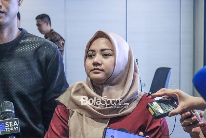 Istri dari Kurnia Meiga, Azhiera Adzka Fathir, sedang memberikan keterangan kepada awak media di Menara Danareksa, Gambir, Jakarta Pusat, Rabu (5/7/2023) siang.