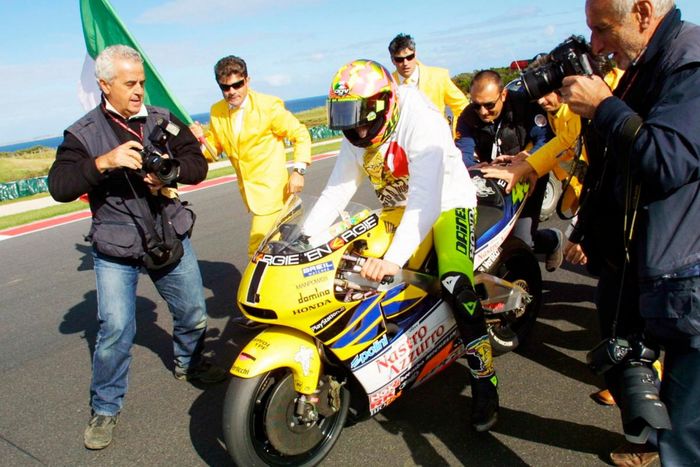 Valentino Rossi merayakan gelar juara dunia 500cc musim 2001 setelah lomba GP Australia di Sirkuit Phillip Island, Australia, 14 Oktober 2001. Rossi menjadi pembalap tim satelit terakhir yang bisa menjuarai kelas utama GP.