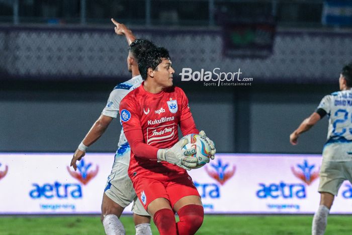 Kiper PSIS Semarang, Adi Satryo, sedang menguasai bola dalam laga pekan kedua Liga 1 2023 di Stadion Indomilk Arena, Tangerang, Banten, Sabtu (8/7/2023).