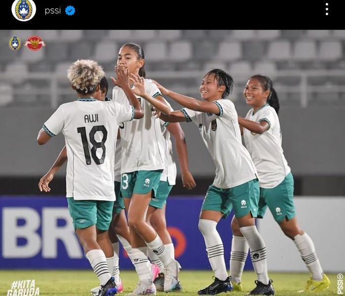 Pemain timnas U-19 Wanita Indonesia, Claudia Scheunemann mencetak gol ke gawang Kamboja pada babak penyisihan Grup A Piala AFF U-19 Wanita 2023.